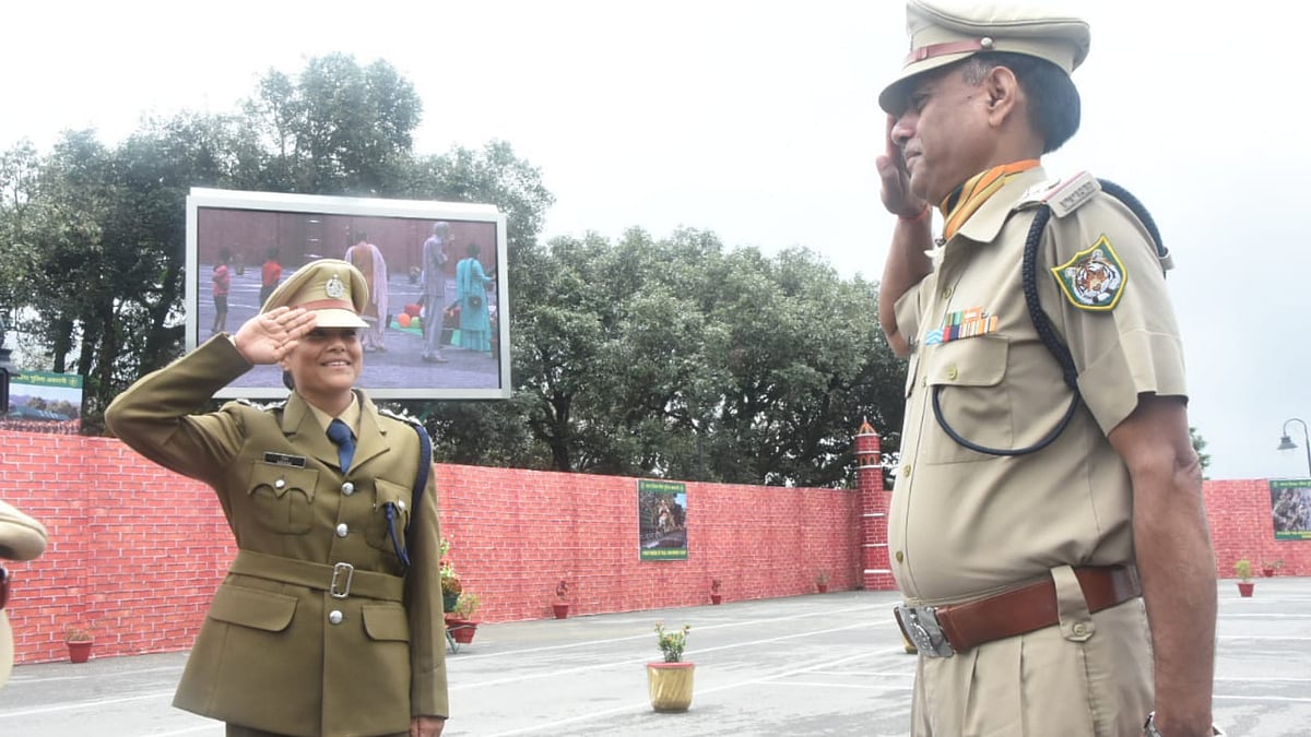 <div class="paragraphs"><p>Kamlesh Kumar saluting his daughter Dikhsha at the Passing Out Parade.</p></div>