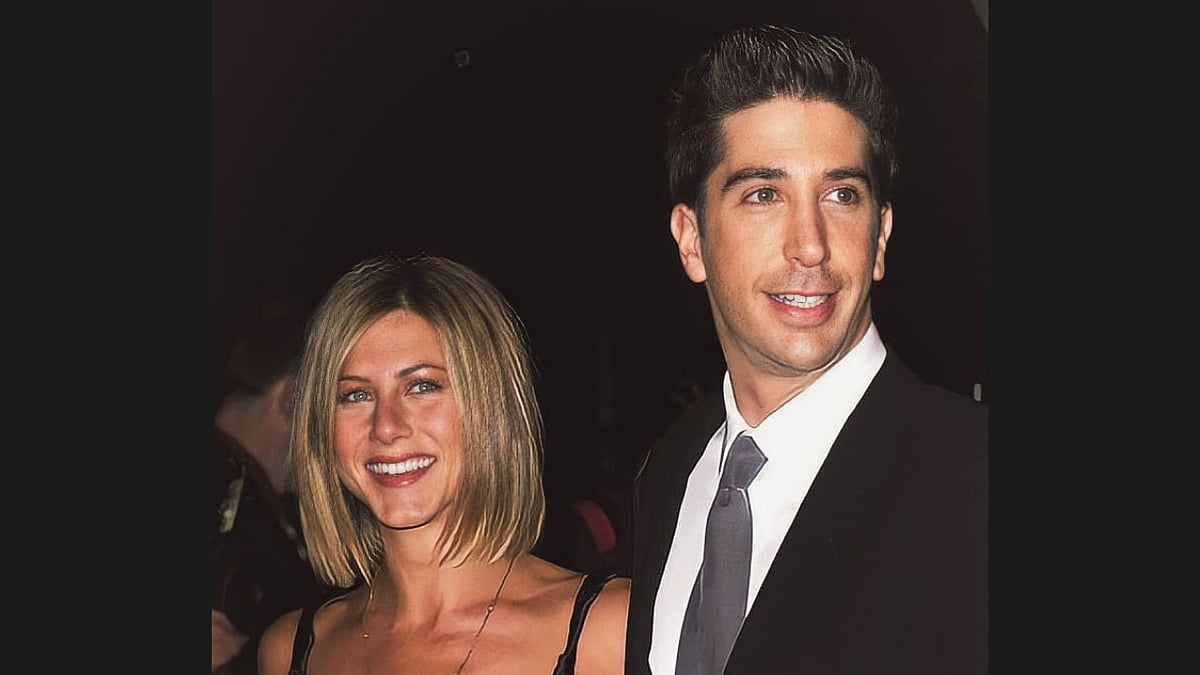 <div class="paragraphs"><p>Jennifer Aniston with Friends co-star David Schwimmer</p></div>