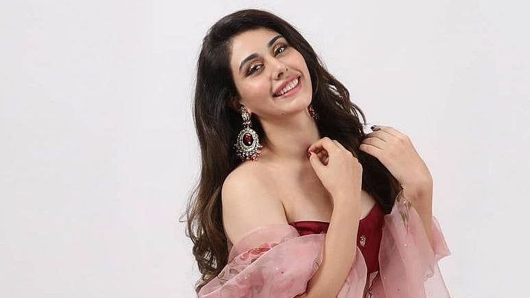 <div class="paragraphs"><p>Actor-model Warina Hussain&nbsp;</p></div>