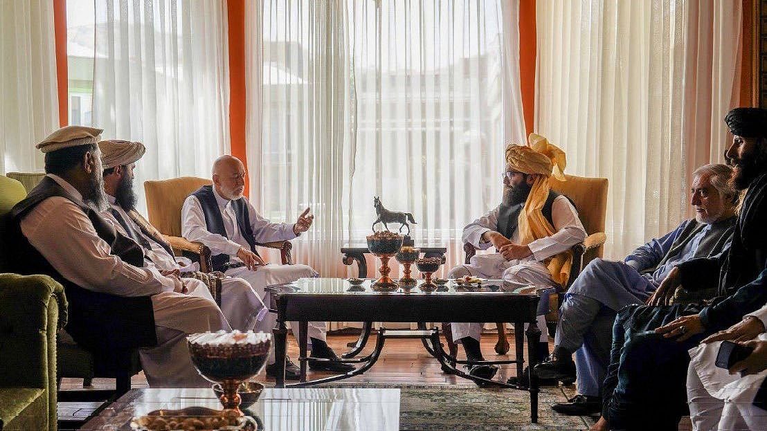 <div class="paragraphs"><p>Anas Haqqani, a <a href="https://www.thequint.com/news/world/taliban-press-conference-media-after-takeover-of-afghanistan#read-more">Taliban</a> commander and senior leader of of the insurgent group Haqqani network, on Wednesday, 18 August, met former Afghan President Hamid Karzai, news agency Reuters reported, citing Taliban sources.</p></div>