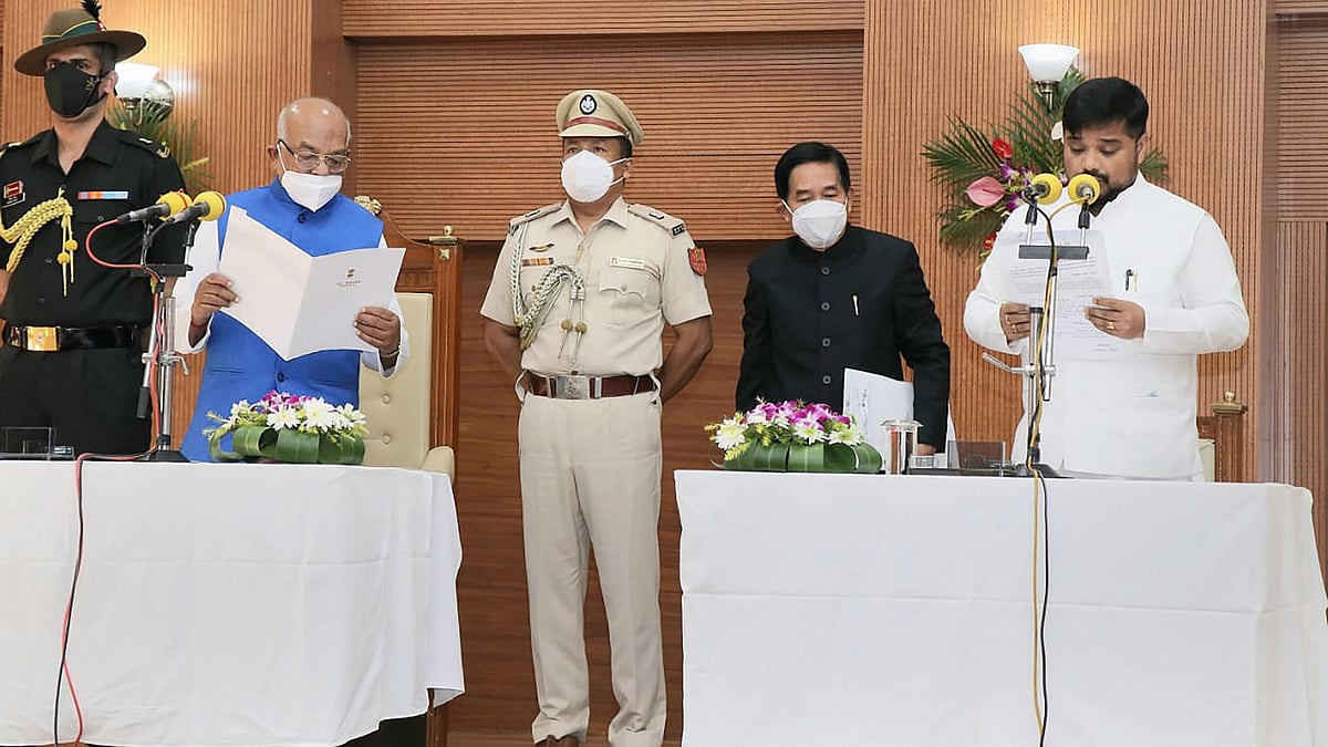 <div class="paragraphs"><p>Agartala: Tripura Governor Satyadev Narayan Arya administers oath of office to MLA Sushanta Chowdhury during a swearing-in ceremony on 31 August.</p></div>