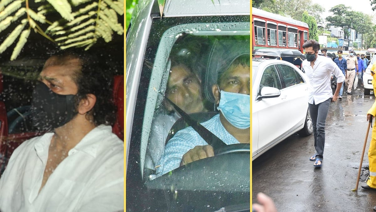 <div class="paragraphs"><p>Rohit Shetty, Riteish Deshmukh at Akshay Kumar's mother Aruna Bhatia's funeral. </p></div>