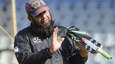<div class="paragraphs"><p> Inzamam-ul-Haq during a practice session at Wankhede Stadium in Mumbai </p></div>