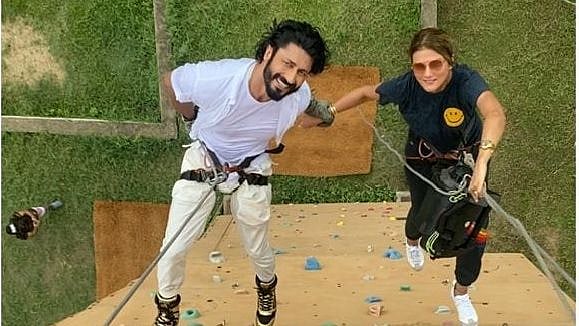 <div class="paragraphs"><p>Vidyut Jammwal and Nandita Mahtani officially announce their engagement.</p></div>