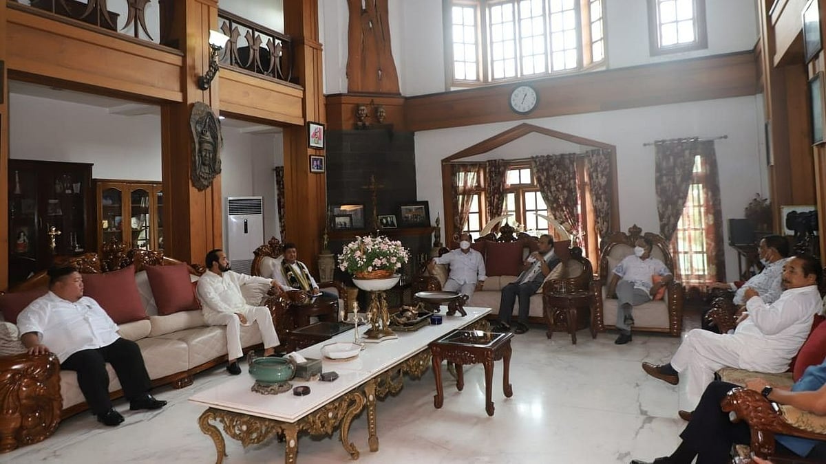 <div class="paragraphs"><p>Assam Chief Minister Himanta Biswa Sarma and Nagaland Chief Minister Neiphiu Rio held a meeting with Thuingaleng Muivah, the chief negotiator of NSCN(IM), on Tuesday.</p></div>