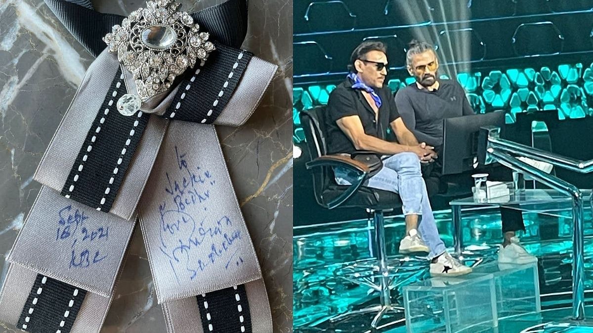<div class="paragraphs"><p>Jackie Shroff got autograph from Amitabh Bachchan after his appearance on <em>KBC 13.</em></p></div>