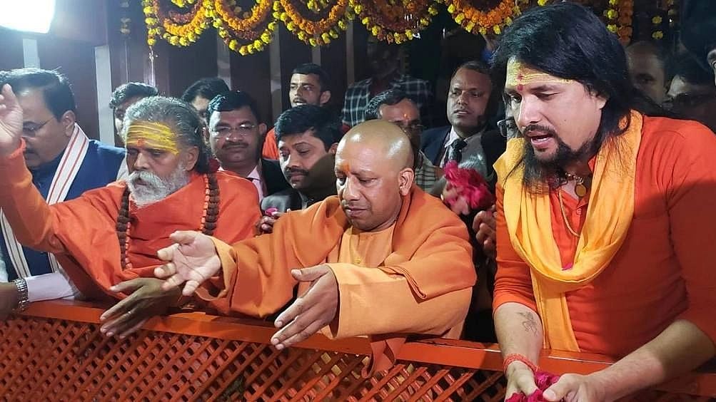 <div class="paragraphs"><p>Narendra Giri (left) with Uttar Pradesh Chief Minister Yogi Adityanath and Anand Giri (extreme right)</p></div>