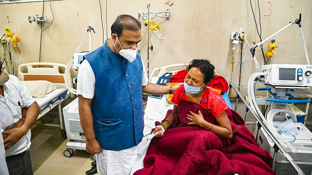 <div class="paragraphs"><p> Assam Chief Minister Himanta Biswa Sarma interacts with a survivor of the boat accident at Jorhat Medical College & Hospital on Thursday.<br></p></div>