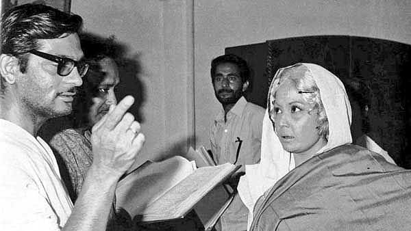 <div class="paragraphs"><p>Gulzar with Meena Kumari on the sets of <em>Mere Apne.</em></p></div>