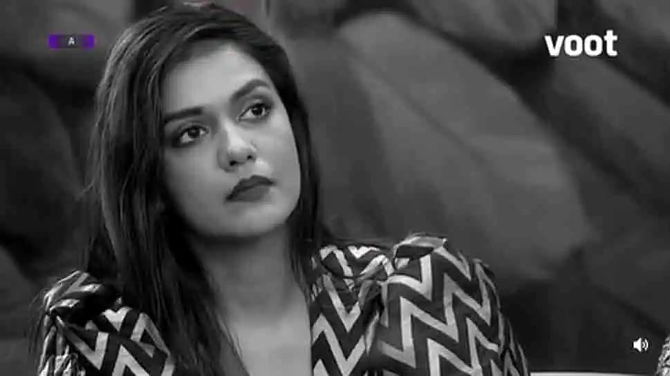 <div class="paragraphs"><p>Divya Agarwal takes away the <em>Bigg Boss OTT</em> trophy.</p></div>
