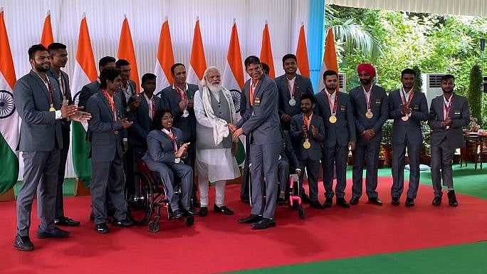 <div class="paragraphs"><p>PM Modi receives a gift from the Indian Tokyo Paralympic contingent. </p></div>