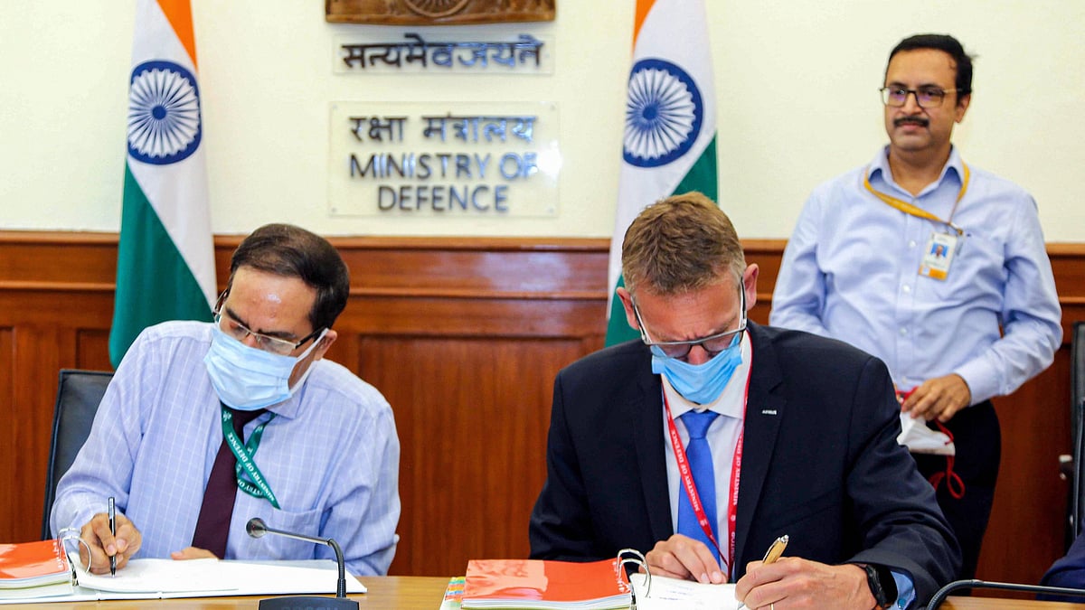<div class="paragraphs"><p>New Delhi: Officials during signing of an contract between Ministry of defence and Airbus Defence & Space, Spain for acquisition of 56 C-295MW transport aircraft for IAF, 24 September.</p></div>