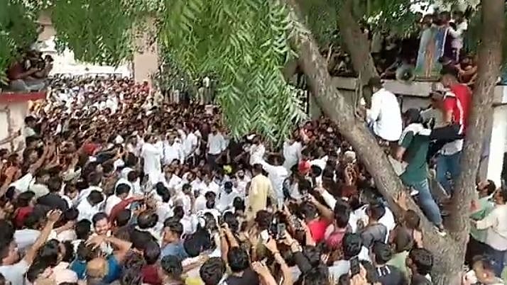 <div class="paragraphs"><p>Members of the Gurjar community gathered in Dadri for a <em>mahapanchayat </em>on Sunday, 26 September, to protest the omission of the word ‘Gurjar’ from the plaque on the statue of ninth-century King Mihir Bhoj.</p></div>