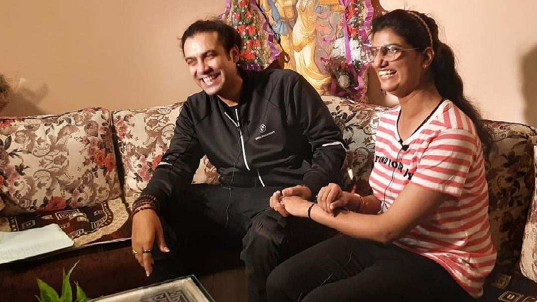 <div class="paragraphs"><p>Singer Jubin Nautiyal with <em>Kaun Banega Crorepati 13</em> winner Himani Bundela.</p></div>