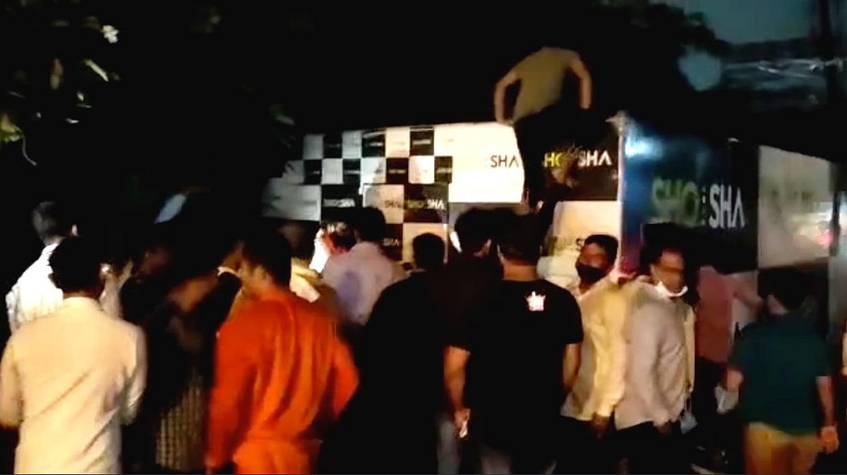 <div class="paragraphs"><p>Members of the Hindutva outfit ‘Hindu Jagran Manch’ (HJM) stopped a fashion show organised at Shosha Pub in Indore's Vijay Nagar on Wednesday, 15 September.</p></div>