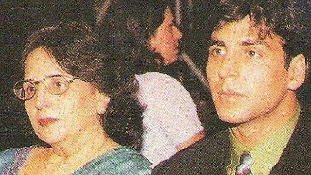 <div class="paragraphs"><p>Akshay Kumar with mother Aruna Bhatia.</p></div>