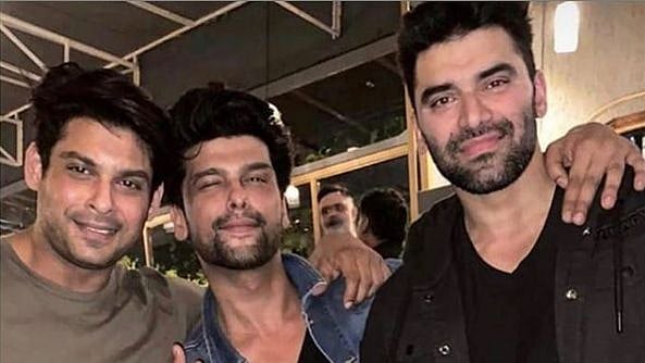 <div class="paragraphs"><p>Actor Kushal Tandon (C) with the late Sidharth Shukla (L)</p></div>