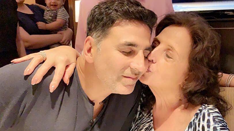 <div class="paragraphs"><p>Akshay Kumar with mother late Aruna Bhatia.</p></div>