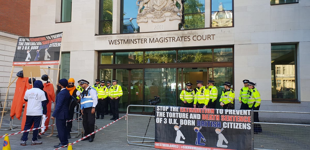 <div class="paragraphs"><p>Many supporters had gathered outside the court today to show solidarity with the Sikh men and against their extradition.</p></div>