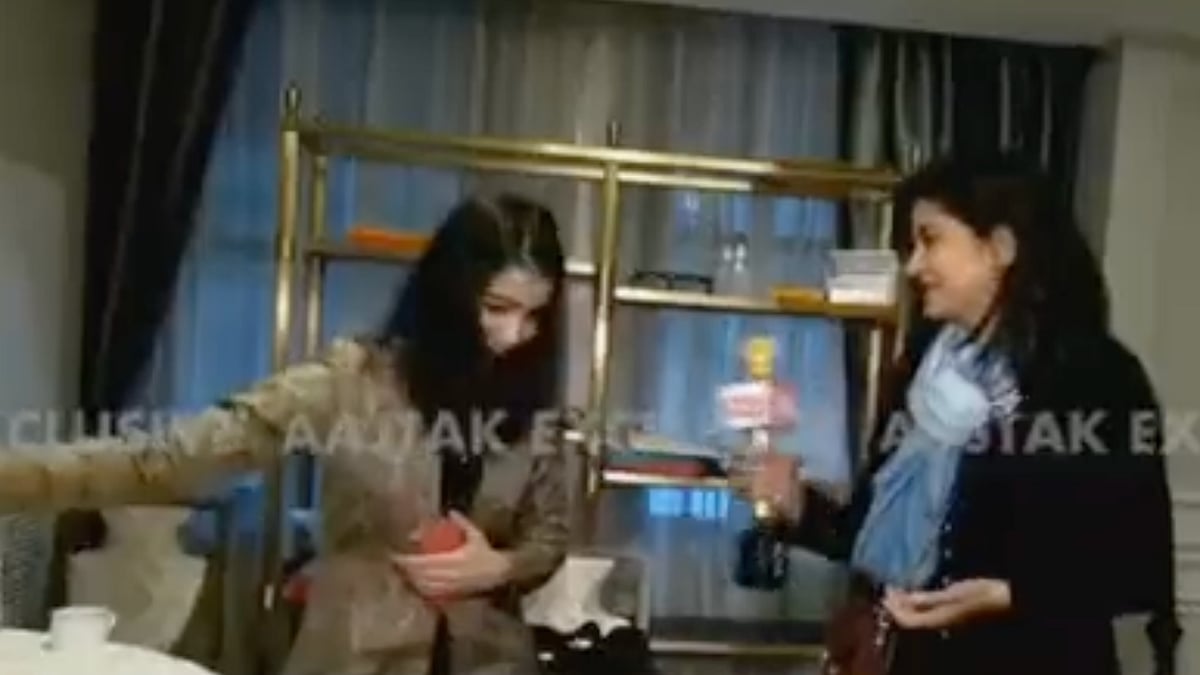 <div class="paragraphs"><p>Anjana Om Kashyap trying to interview Indian First Secretary at the UN, Sneha Dubey</p></div>