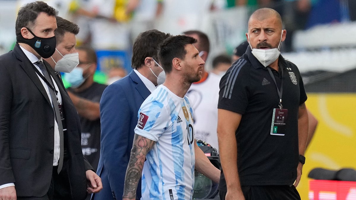 <div class="paragraphs"><p>Lionel Messi walks off at Corinthians Arena after the Brazil vs Argentina match was suspended. </p></div>
