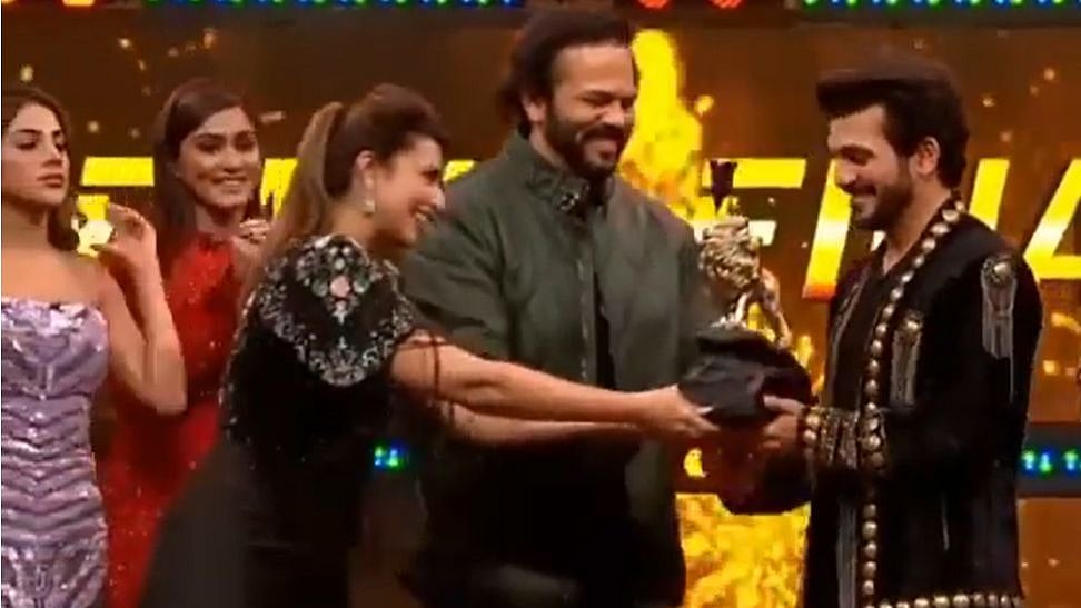 <div class="paragraphs"><p><em>Khatron Ke Khiladi 11 </em>host Rohit Shetty and runner-up Divyanka Tripathi present Arjun Bijlani with the trophy.</p></div>