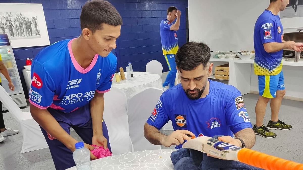 <div class="paragraphs"><p>Yashasvi Jaiswal gets his bat and jersey signed by MS Dhoni.</p></div>