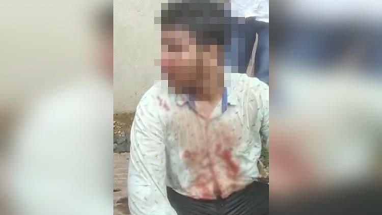 <div class="paragraphs"><p>15 persons accosted the two students after objecting to them wearing skull caps in Karnataka.</p></div>