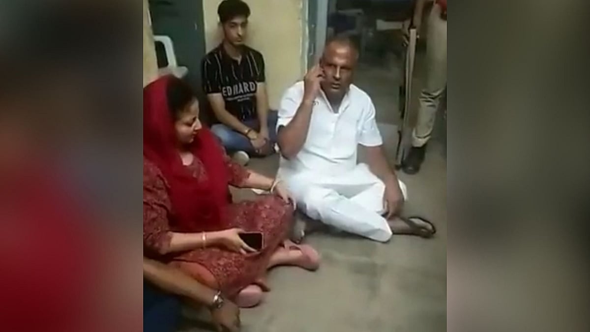 <div class="paragraphs"><p>Meena Kanwar and her husband staging a dharna at a Jodhpur police station. </p></div>