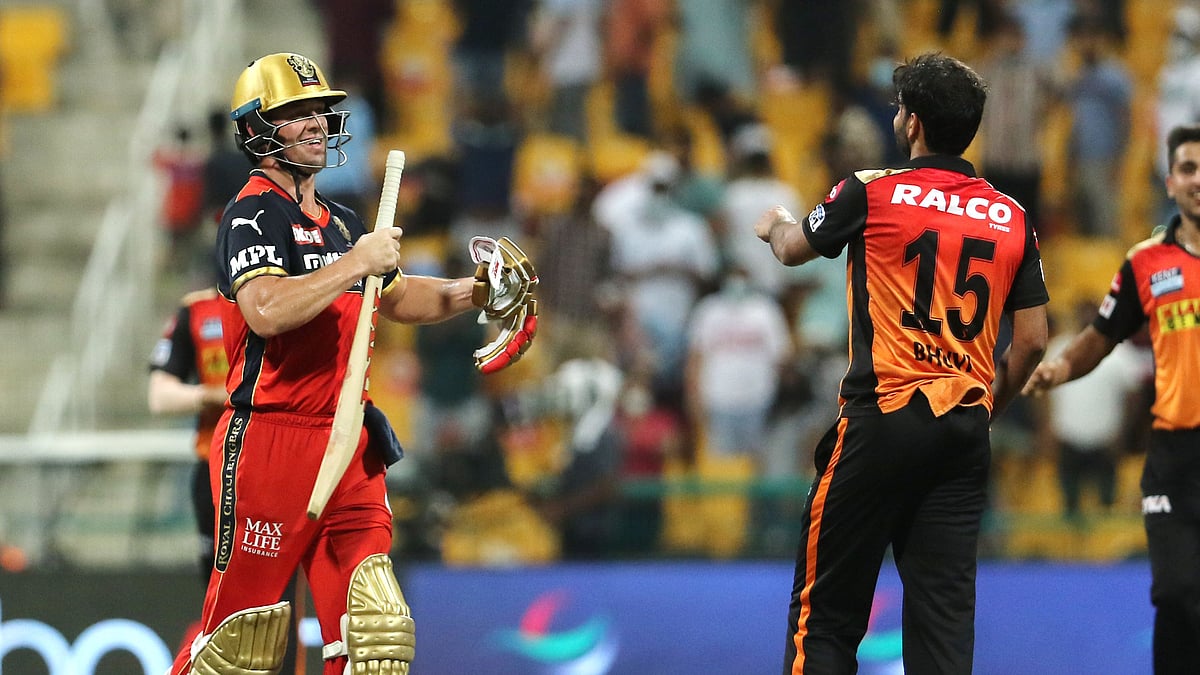 <div class="paragraphs"><p>Bhuvneshwar Kumar congratulated by AB de Villiers after his match-winning final over.</p></div>