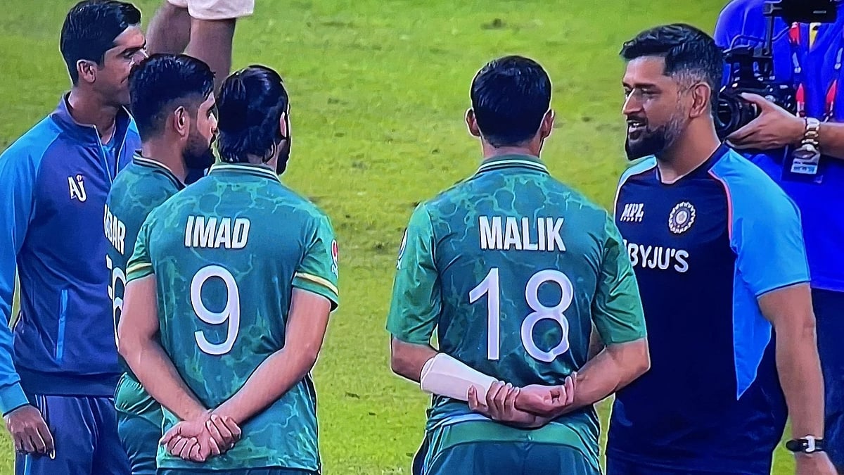 <div class="paragraphs"><p>MS Dhoni was seen interacting with Pakistani players after the T20 World Cup match against India.</p></div>