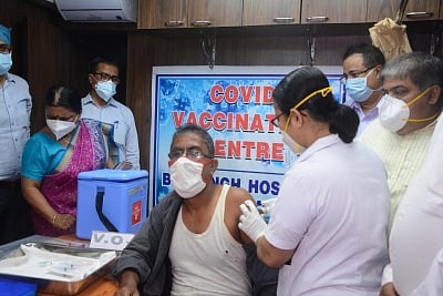<div class="paragraphs"><p>Train passengers took Covid vaccine from health workers during a train that was turned into a COVID vaccination center Arogya Mobile Vaccination Unit organised by Eastern Railway, Sealdah Division in Kolkata on 28 June 2021. </p></div>