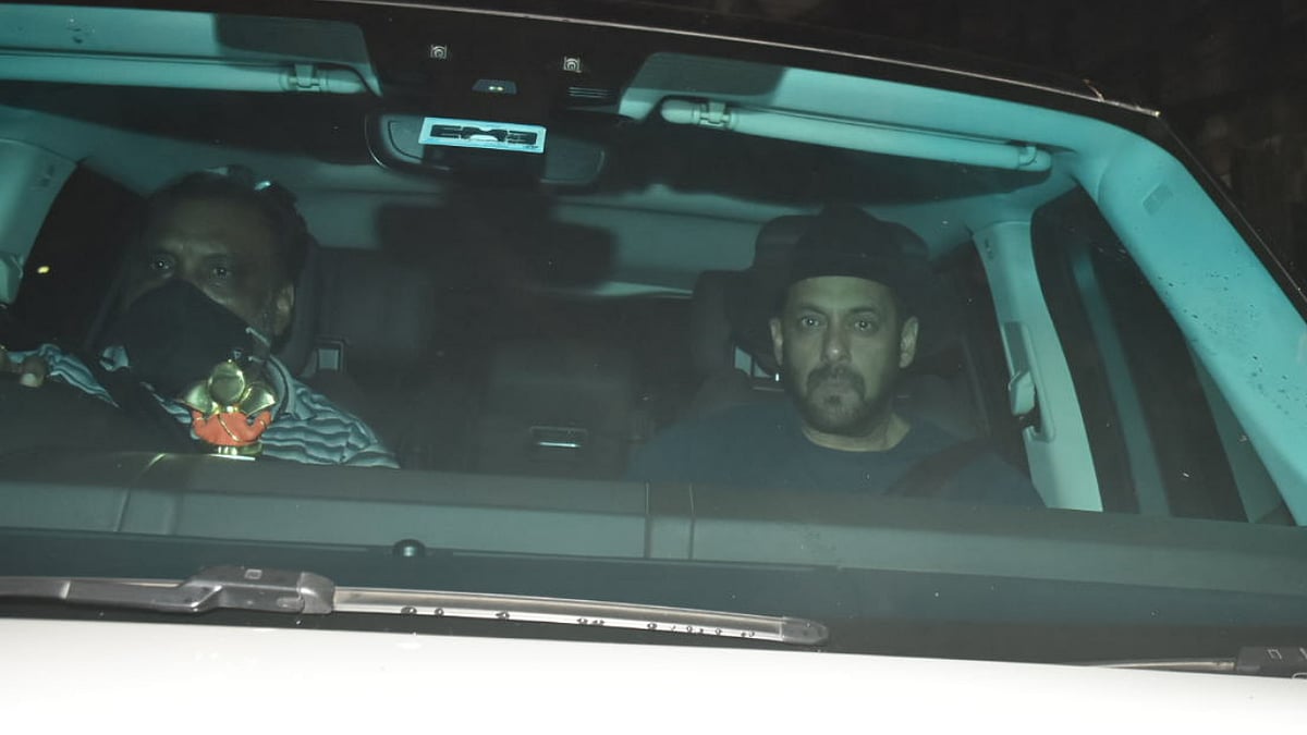<div class="paragraphs"><p>Salman Khan spotted outside Shah Rukh Khan's residence Mannat.</p></div>