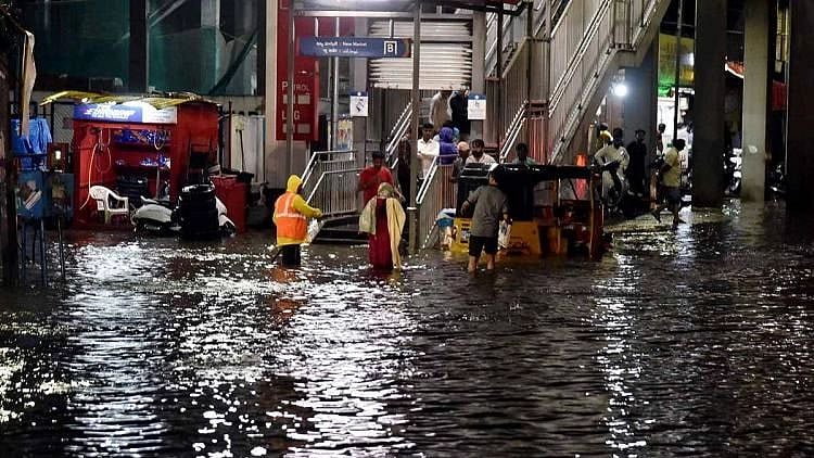 <div class="paragraphs"><p>The highway near Chintakunta was inundated, stalling the traffic between LB Nagar and Hayatnagar for a long time.</p></div>