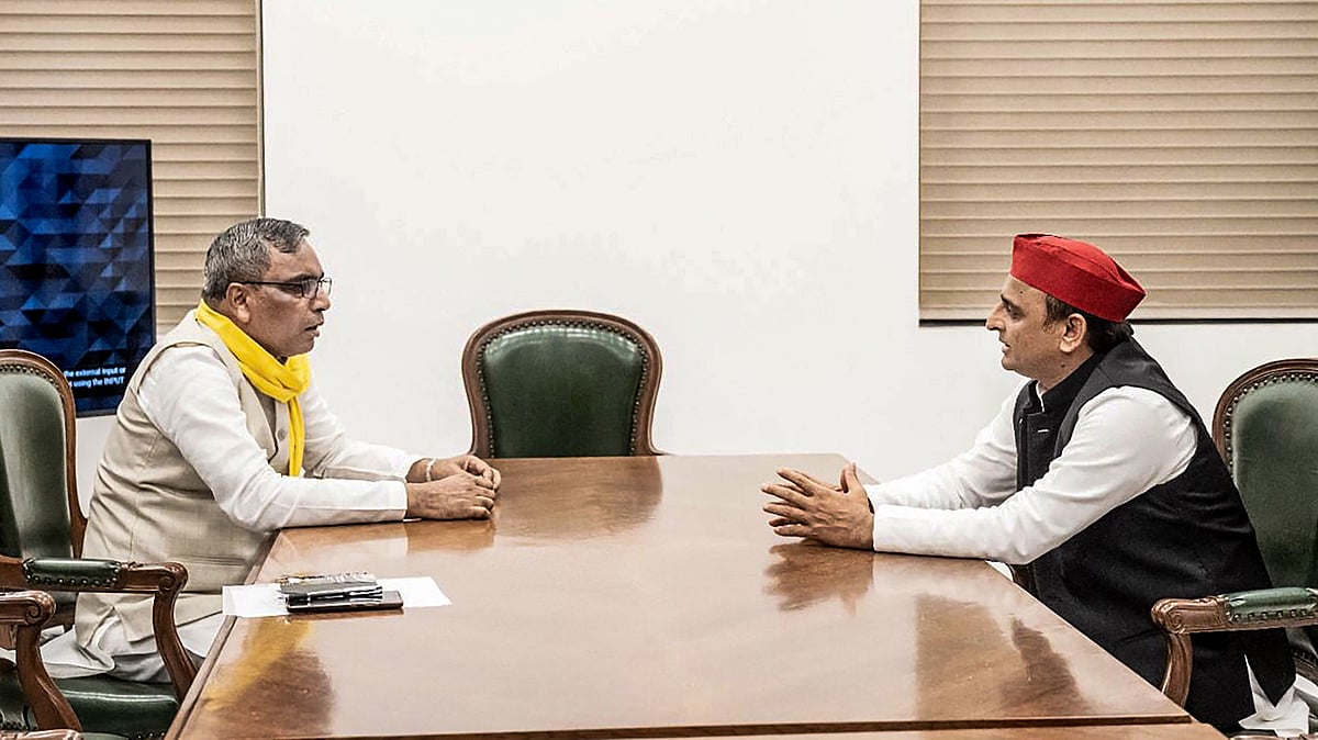 <div class="paragraphs"><p>Lucknow: Suheldev Bharatiya Samaj Party President Om Prakash Rajbhar meets Samajwadi Party President Akhilesh Yadav.</p></div>