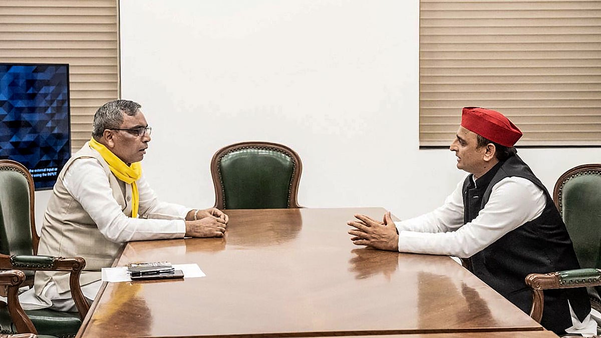 <div class="paragraphs"><p>File photo of Suheldev Bharatiya Samaj Party President Om Prakash Rajbhar meeting Samajwadi Party President Akhilesh Yadav.</p></div>