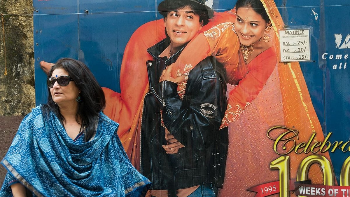 <div class="paragraphs"><p>Sarika in a still from <em>Maratha Mandir Cinema.</em></p></div>