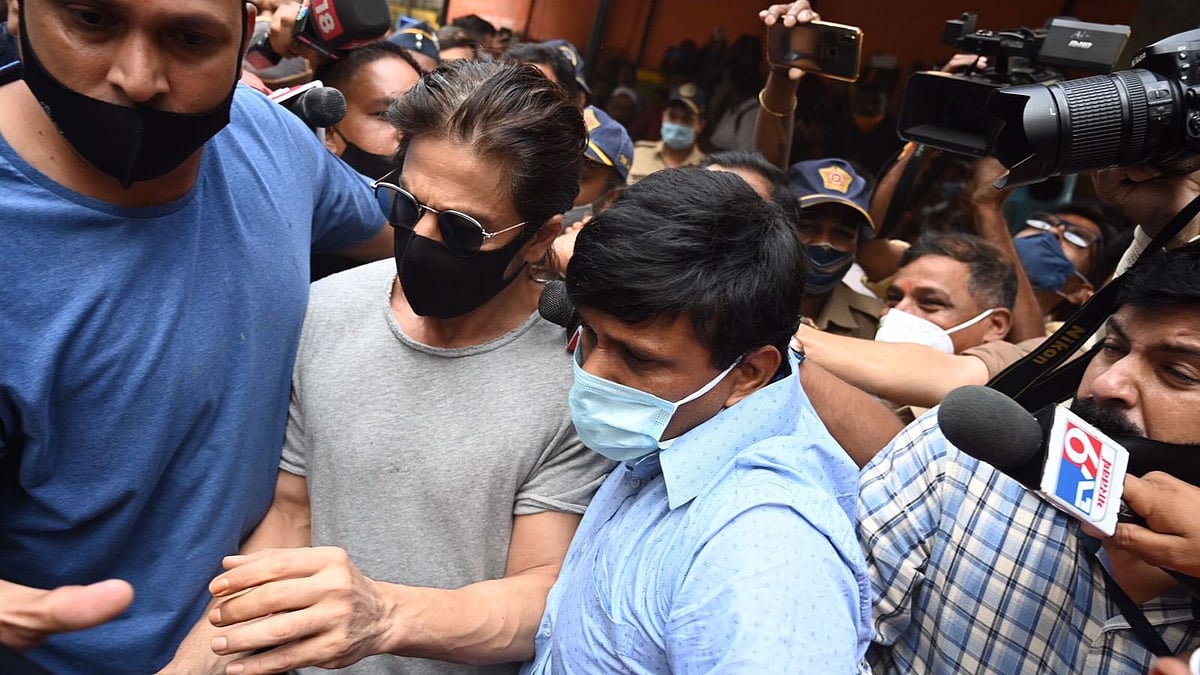 <div class="paragraphs"><p>Shah Rukh Khan at Arthur Road Jail to meet Aryan Khan.</p></div>