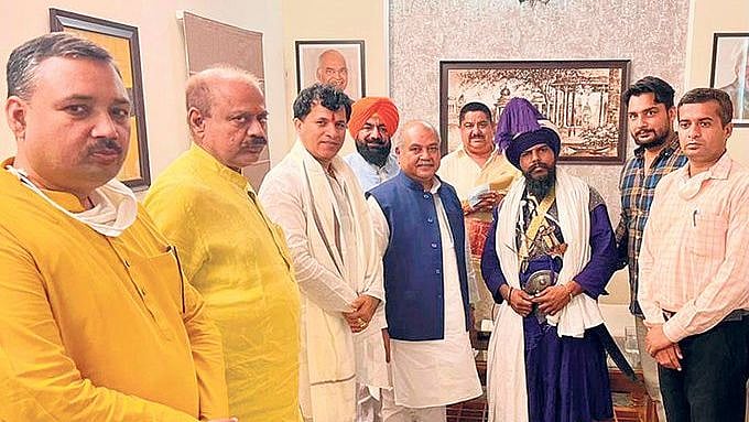 <div class="paragraphs"><p>A photo of Agriculture Minister Narendra Tomar with Nihang head Baba Aman Singh is viral.</p></div>