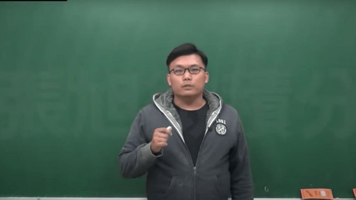<div class="paragraphs"><p>Changhsu, the math teacher teaching students on PornHub.</p></div>