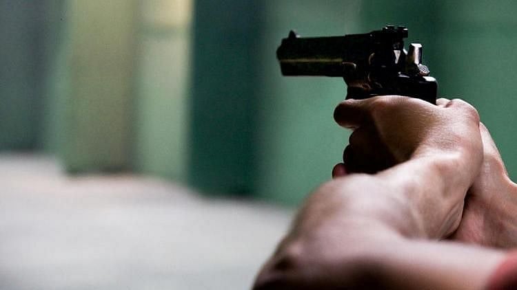 <div class="paragraphs"><p>A man who allegedly created panic among the public by opening fire after snatching a chain from a woman was gunned down at Sriperumbudur, Kanchipuram on Sunday, 10 October, police claim.</p></div>