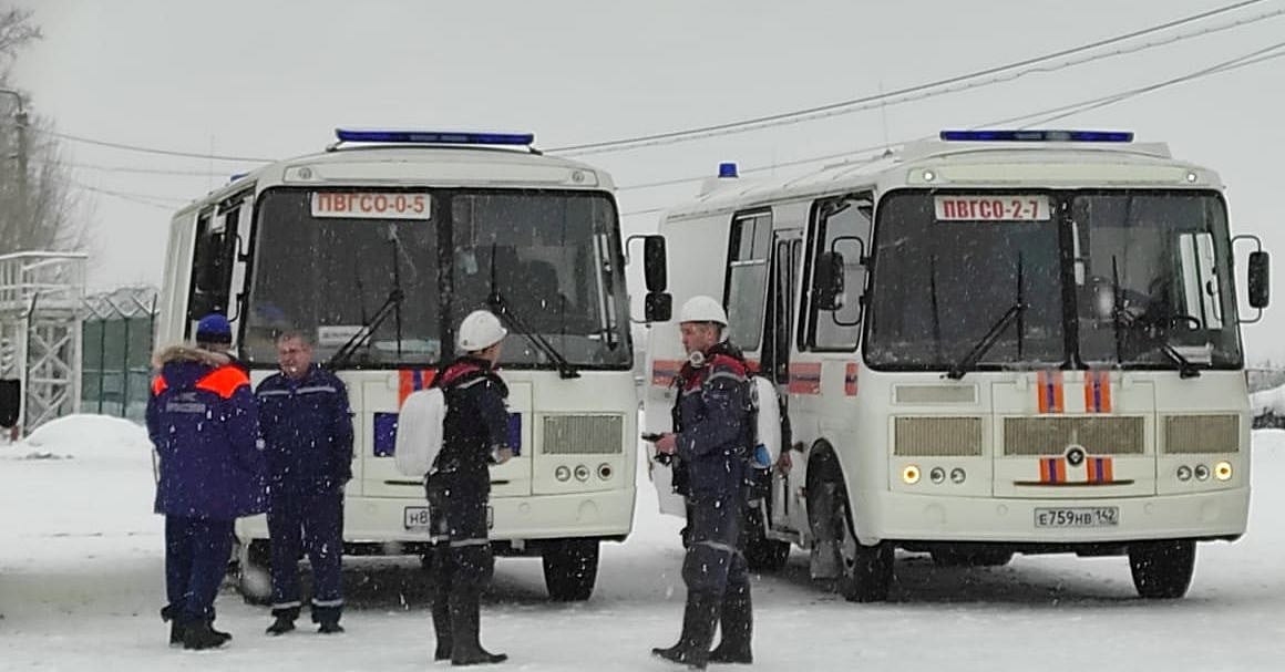 <div class="paragraphs"><p>Rescue workers discuss the next move in the Listvyazhnaya mine. </p></div>
