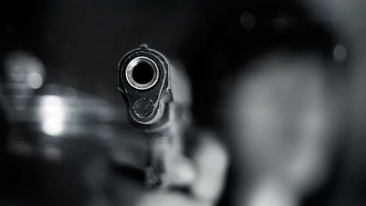 <div class="paragraphs"><p>Station House Officer Gopal Krishna and Sub-inspector Abhimanyu Kumar reportedly entered the courtroom while a hearing was underway and went on to allegedly point a gun at the judge.</p></div>