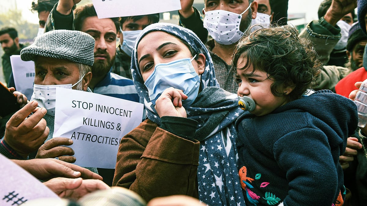 <div class="paragraphs"><p>Srinagar: Family members of Altaf Ahmad Bhat and Dr Mudasir Gul shout slogans and hold placards during a protest demanding a probe and return of the dead bodies, in Srinagar, Wednesday, 17 November.</p></div>