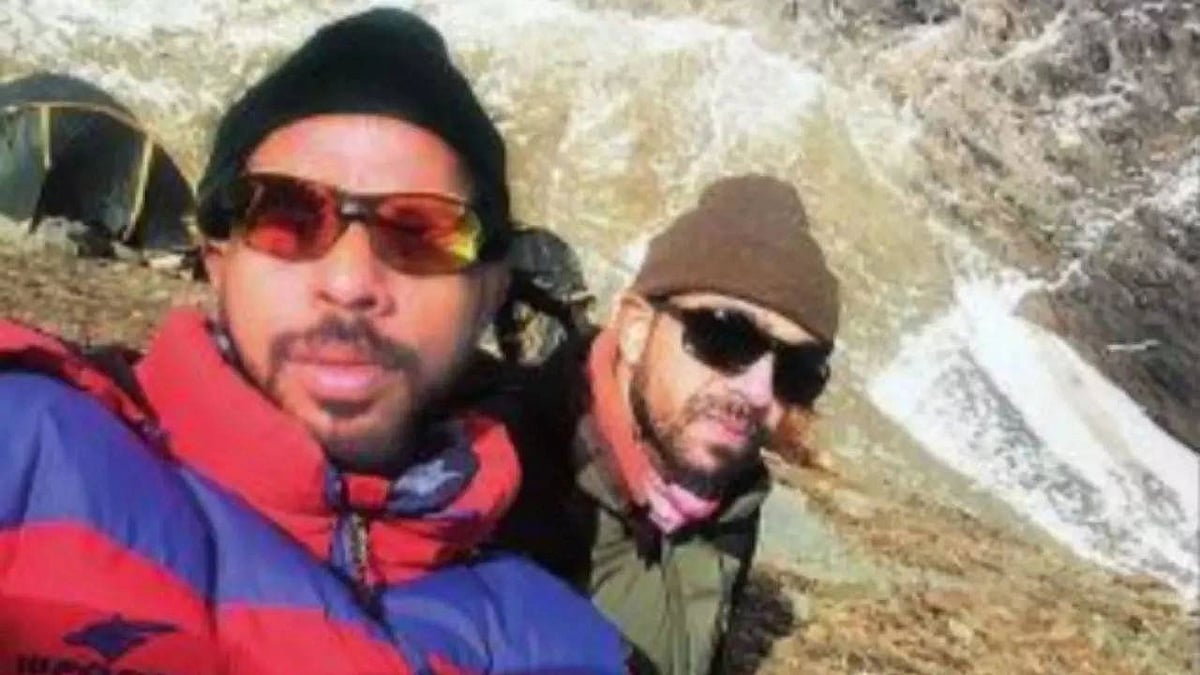 <div class="paragraphs"><p>Sanjeev Gohil along with his friend Pushpak Kotiya</p></div>