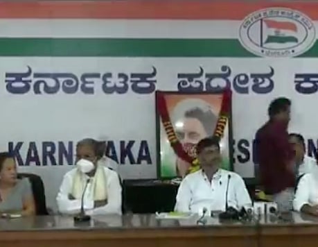 <div class="paragraphs"><p>KPCC Chief DK Shivakumar and former CM Siddaramaiah were left red-faced after they were heard gossiping in front of a live mic.</p></div>