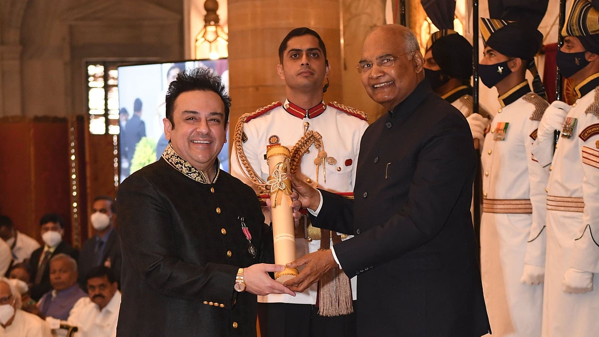 <div class="paragraphs"><p>President of India&nbsp;Ram Nath Kovind hands the Padma Shri to singer Adnan Sami.</p></div>