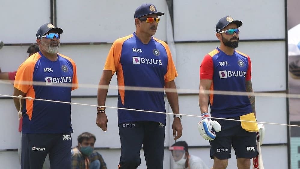 <div class="paragraphs"><p>India's Former Bowling Coach Bharat Arun, Coach Ravi Shastri and T20I Captain Virat Kohli</p></div>