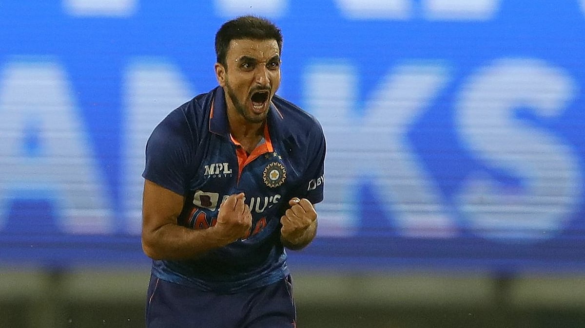 <div class="paragraphs"><p>Harshal Patel picked the wickets of&nbsp;Daryl Mitchell and&nbsp;Glenn Phillips.</p></div>