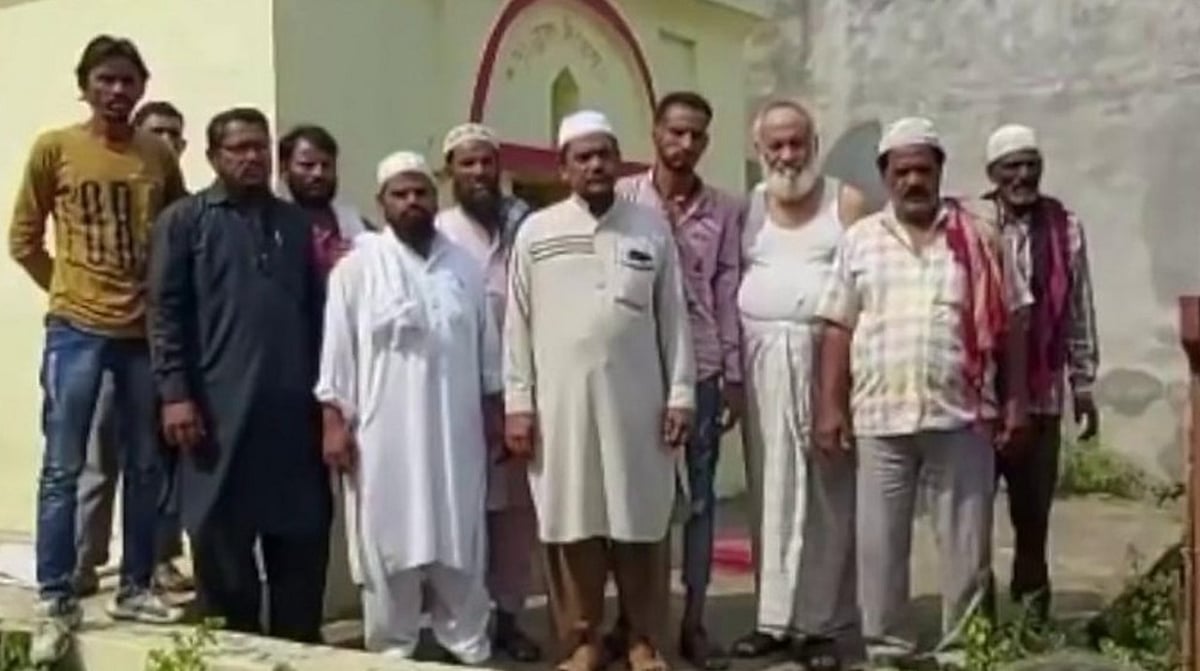 <div class="paragraphs"><p>Muslims formed a human chain to save a temple</p></div>